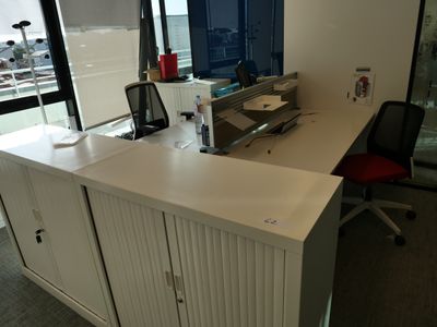 un bureau avec un ordinateur et une chaise dans une pièce
