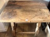 une petite table en bois sur laquelle est posée une étiquette