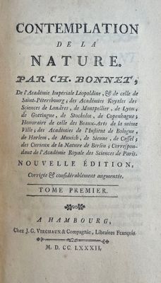 un vieux livre avec un titre en noir et blanc