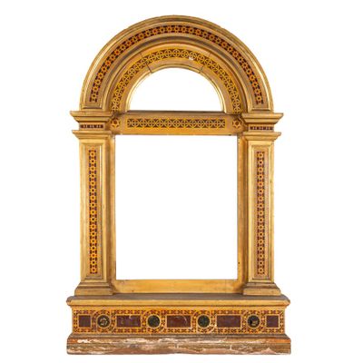 une image représentant un cadre doré surmonté d'un miroir