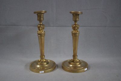 paire de chandeliers anciens en laiton sur fond blanc