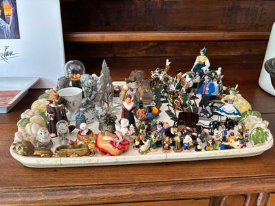 un plateau de figurines posé sur une table en bois