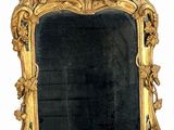 un miroir avec un cadre doré sur fond blanc