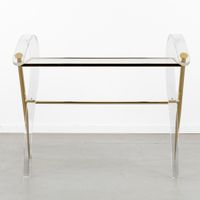 Une console ou une table d'appoint haute, en Lucite et métal… (photo 4)