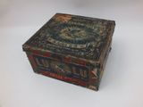 une vieille boîte en bois avec une étiquette posée sur une surface blanche