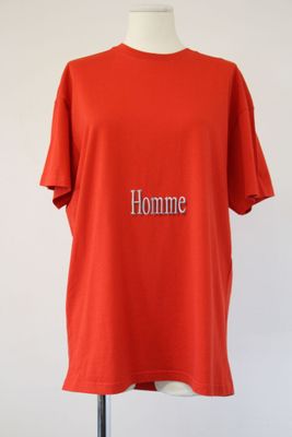 an orange t - shirt with the word homme written on it