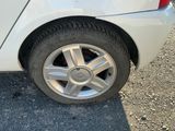un gros plan d'un pneu sur une voiture blanche