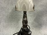 l'image d'une lampe posée sur une table