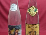 deux bouteilles de vin posées l'une à côté de l'autre sur une table