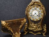 une horloge posée à côté d'une petite étagère