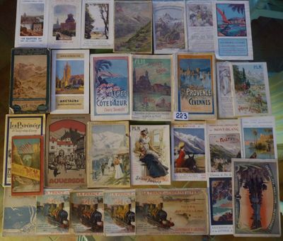 beaucoup d'anciennes affiches de voyage posées sur la table