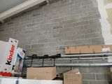 des cartons et encore des cartons sur une étagère dans une pièce