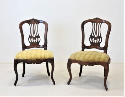 paire de chaises de salle à manger anciennes avec dossier et assise rembourrés