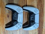 deux manettes de jeux vidéo posées sur une table en bois