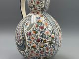 une image représentant un vase orné d'un motif floral