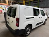 une camionnette blanche garée dans un parking