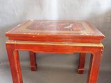 une vieille table en bois sur laquelle est posée une horloge