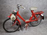 un vélo rouge avec un panier à l'arrière