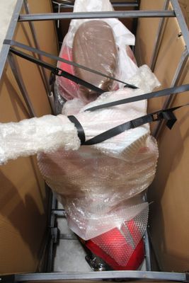 un chariot dans lequel se trouvent quelques sacs