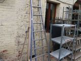 une échelle appuyée contre un mur de briques à côté d'un immeuble