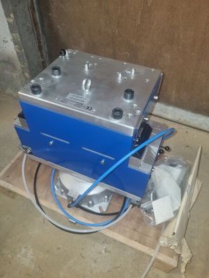 une machine bleue posée sur une palette en bois