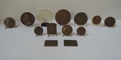 un lot de pièces de monnaie posées sur une table