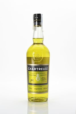 une bouteille de whisky Chartreuse posée sur une surface blanche