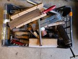 une boîte pleine d'outils posée sur le sol
