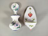 deux objets en poterie posés sur la table