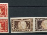 quatre timbres différents, de tailles et de couleurs variées, sur un fond noir