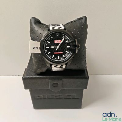 une montre posée sur une boîte