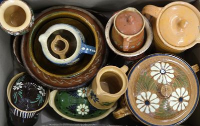 une boîte contenant toutes sortes de poteries