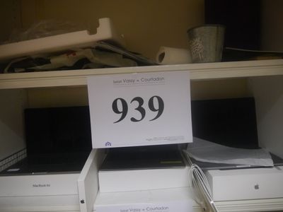 une étiquette indiquant « 399 $ » sur une étagère dans un magasin