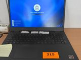 un ordinateur portable posé sur un bureau, avec une étiquette de prix dessus