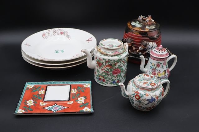 Trois théières en porcelaine Chine. (Accident à l’intérieur de la...