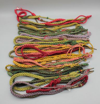 des fils multicolores de différentes couleurs et tailles sur un fond blanc