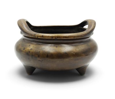 une image représentant un pot en bronze sur fond blanc