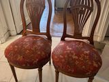 deux chaises en bois avec un revêtement rouge, rembourré, rembourré, rembourré, rembourré, rembourré, rembourré, rembourré, rembourré