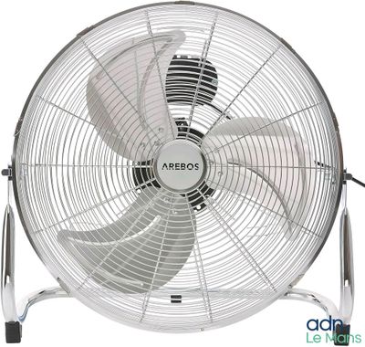 un gros plan d'un ventilateur blanc posé sur un pied, devant un fond blanc