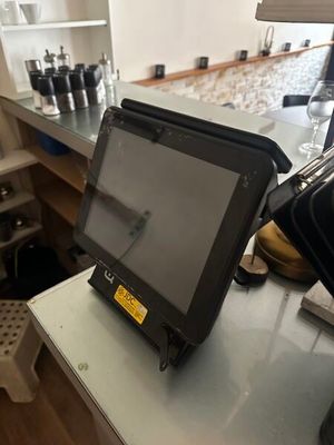 une tablette posée sur un comptoir
