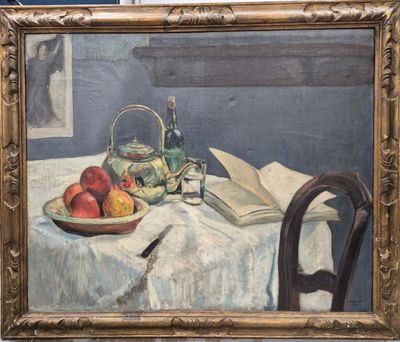 un tableau représentant un bol de pommes et une bouteille de vin posés sur une table