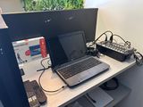 un ordinateur portable posé sur un bureau, devant un écran