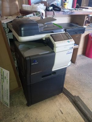 une imprimante posée sur une pile de boîtes