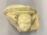 une statue d'un homme avec un chapeau sur la tête