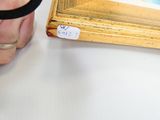 une personne tenant une paire de ciseaux au-dessus d'un tableau