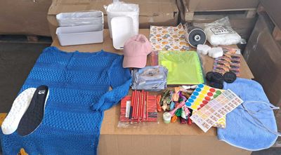 de nombreux objets posés sur une table