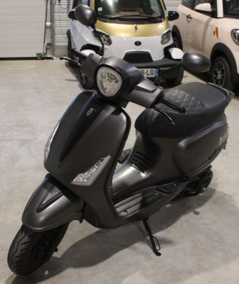 un scooter garé dans un garage