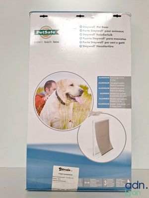 une image représentant une boîte avec un chien à l'intérieur