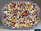 un gros plan d'une assiette décorative ornée de fleurs