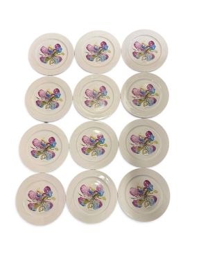 six assiettes blanches ornées de fleurs peintes sur un fond blanc